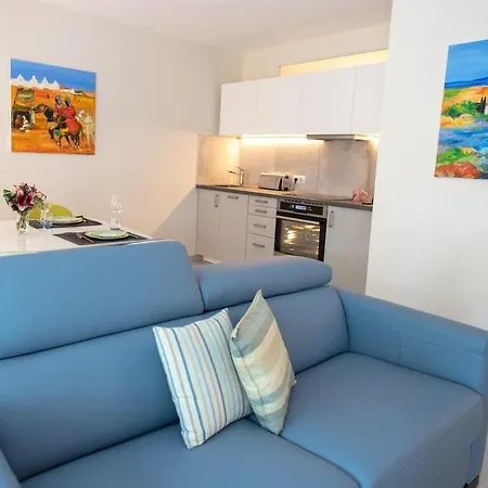 Cozy Apartment, View Of Greenery! Daire